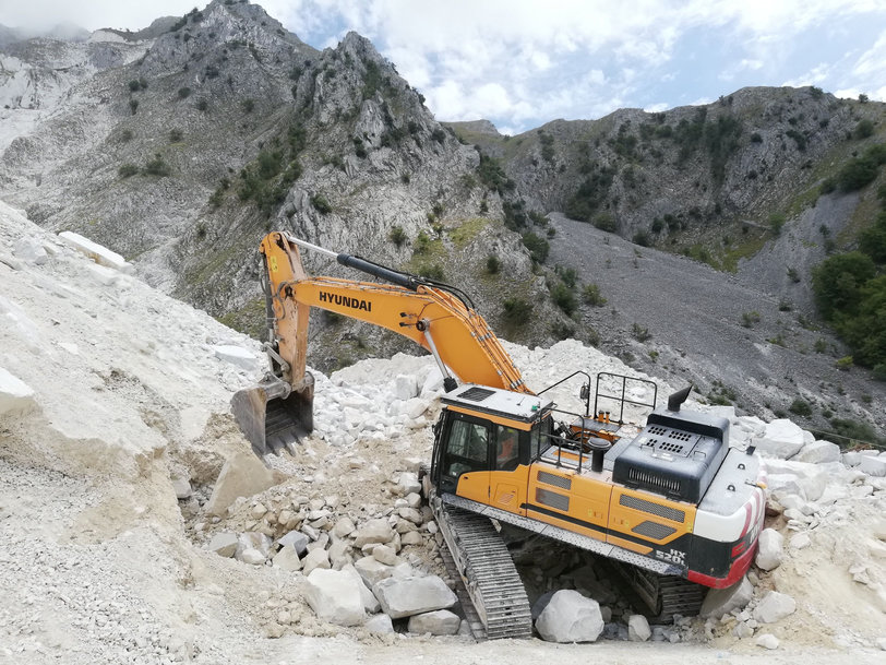 L’escavatoreHyundai HX520L ha un ruolo daprotagonista nel bacino marmifero di colonnata